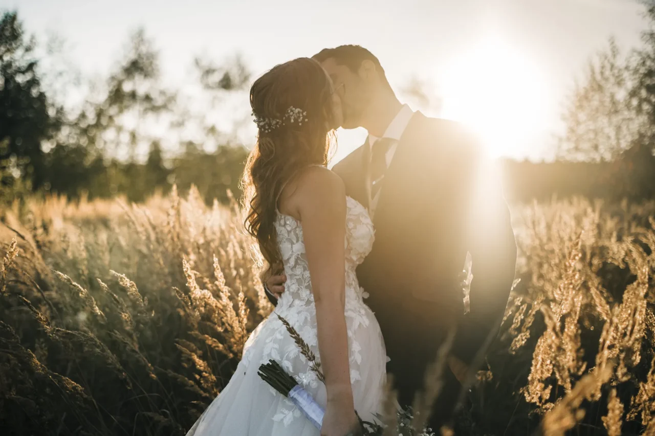 polibek u západu slunce