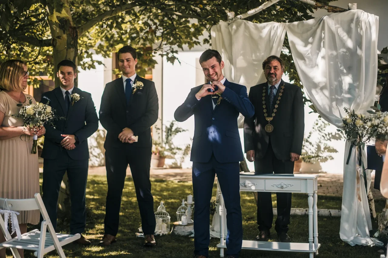 ženich čeká na nevěstu