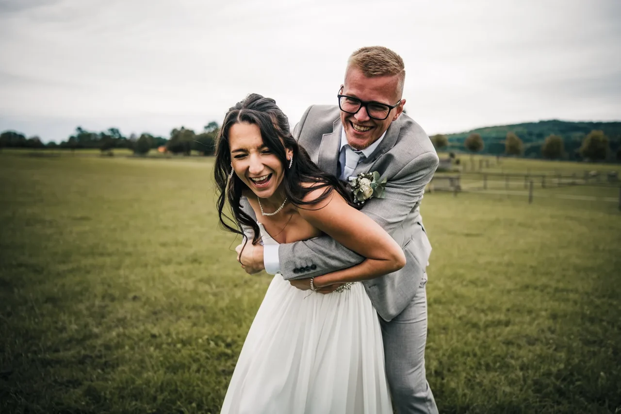 ženich drží nevěstu