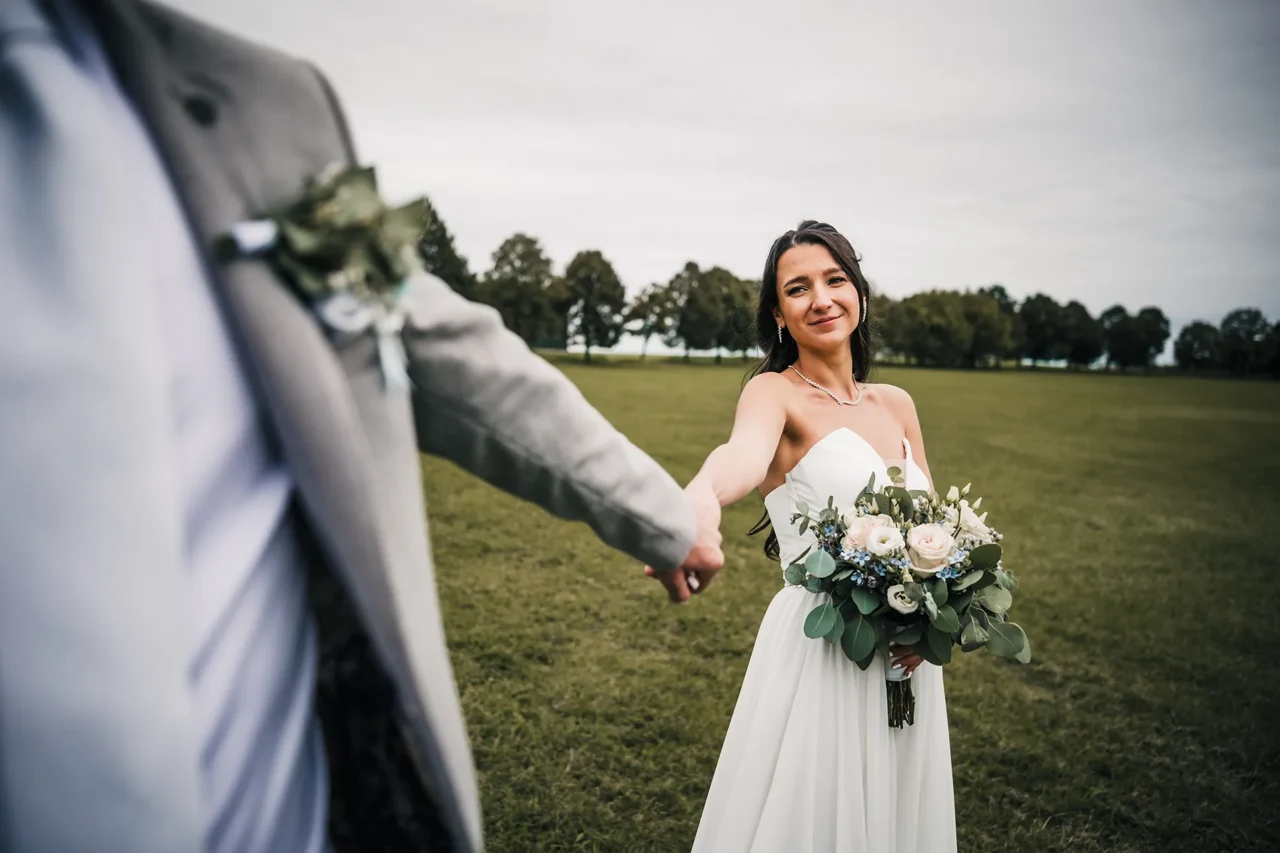 ženich vede nevěstu